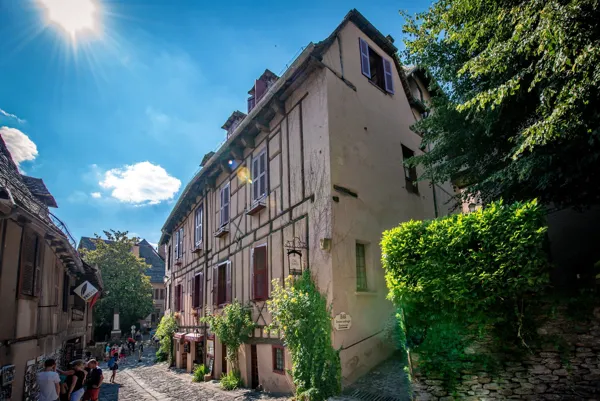 Hôtel de 17 chambre au coeur de Conques, plus beau village de France.