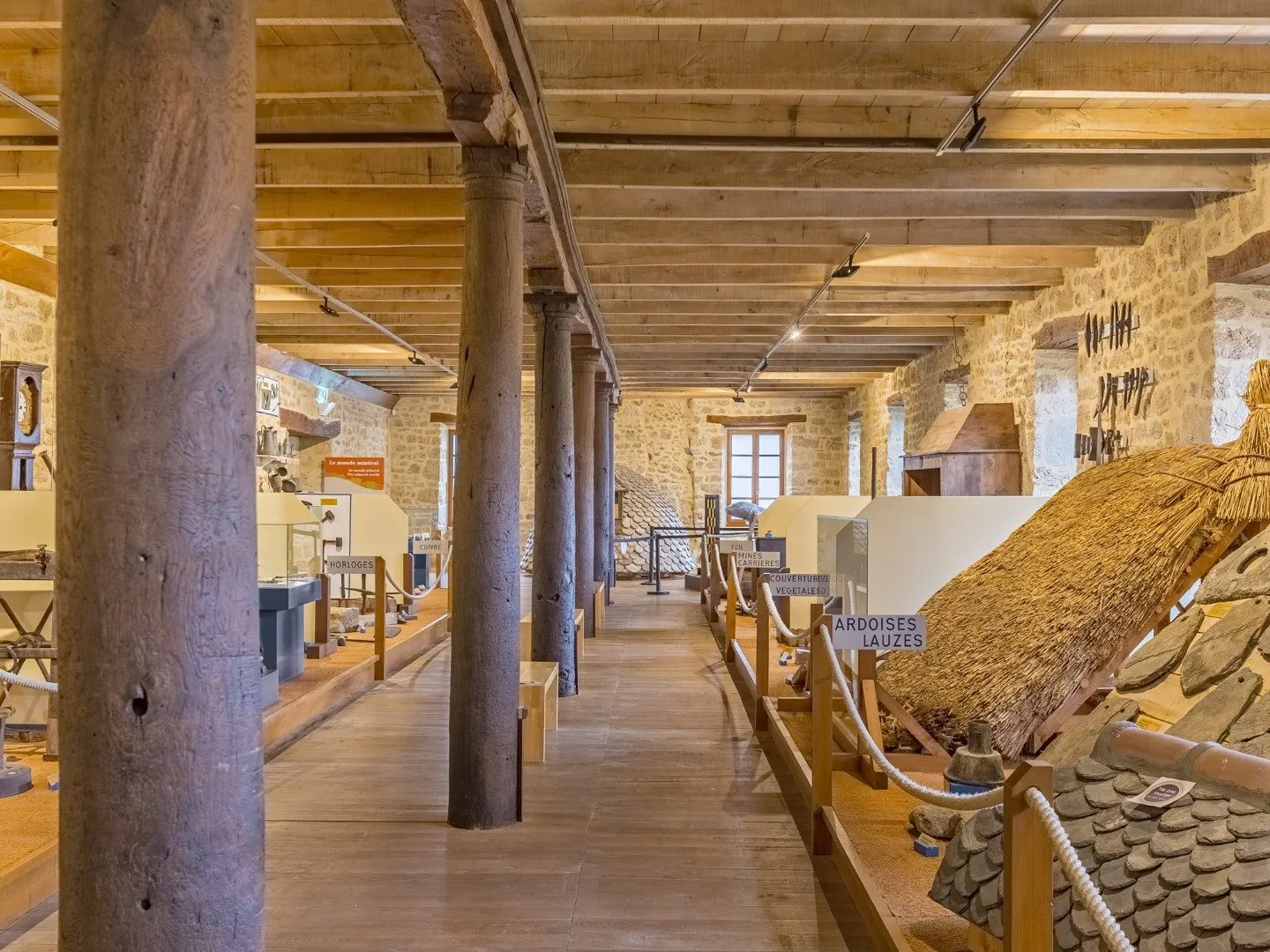 Musée des arts et métiers traditionnels - salle du monde minéral